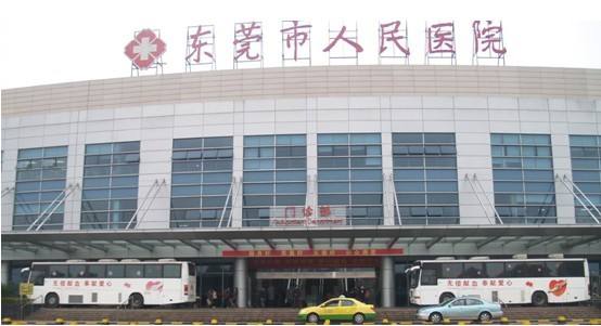 Hospital do Dongguan pessoas usando RFID de código de barras inteligente PDA para sistema de transfusão
